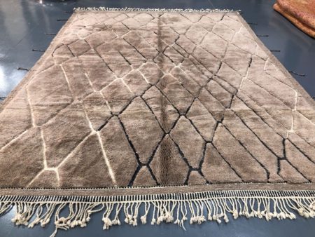 This beautifully crafted large area rug is handwoven in Morocco, featuring a sleek geometric design and made from high-quality premium wool. With a low pile height, it showcases a dynamic pattern and measures 340 cm in length and 252 cm in width.