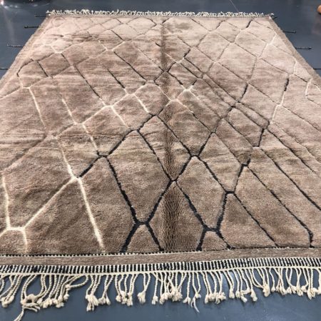 This beautifully crafted large area rug is handwoven in Morocco, featuring a sleek geometric design and made from high-quality premium wool. With a low pile height, it showcases a dynamic pattern and measures 340 cm in length and 252 cm in width.